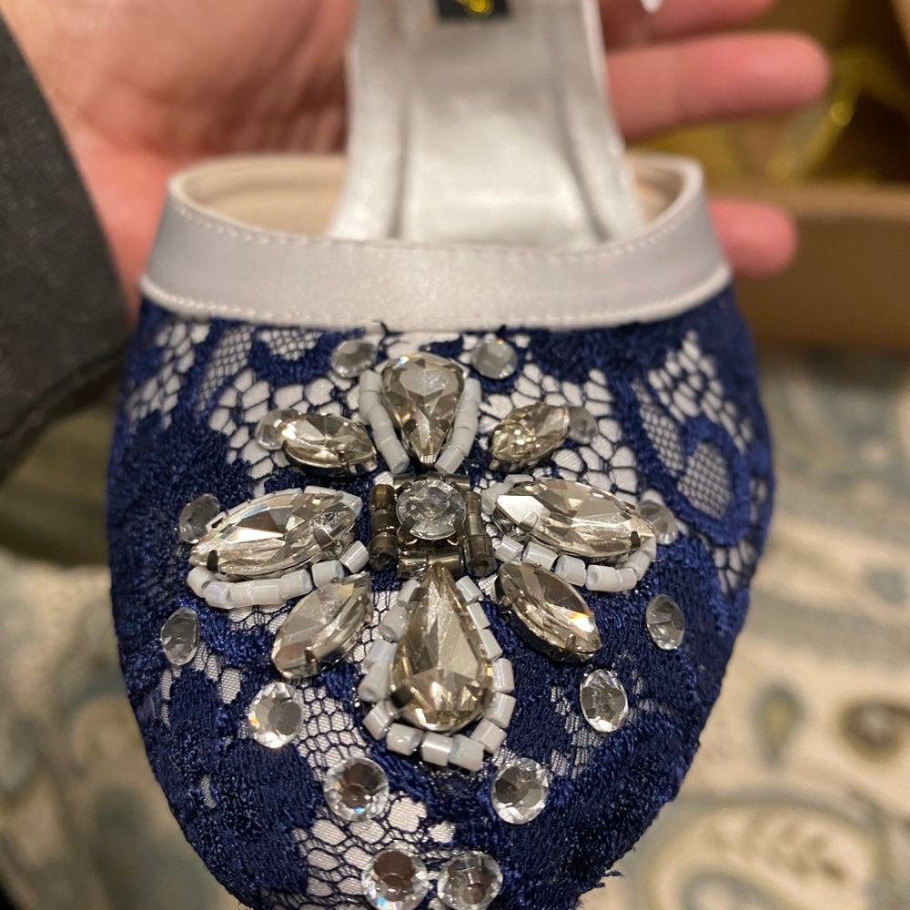 Blue wedding shoes, silk, satin and lace with Swarovski crystals. Tire size 10